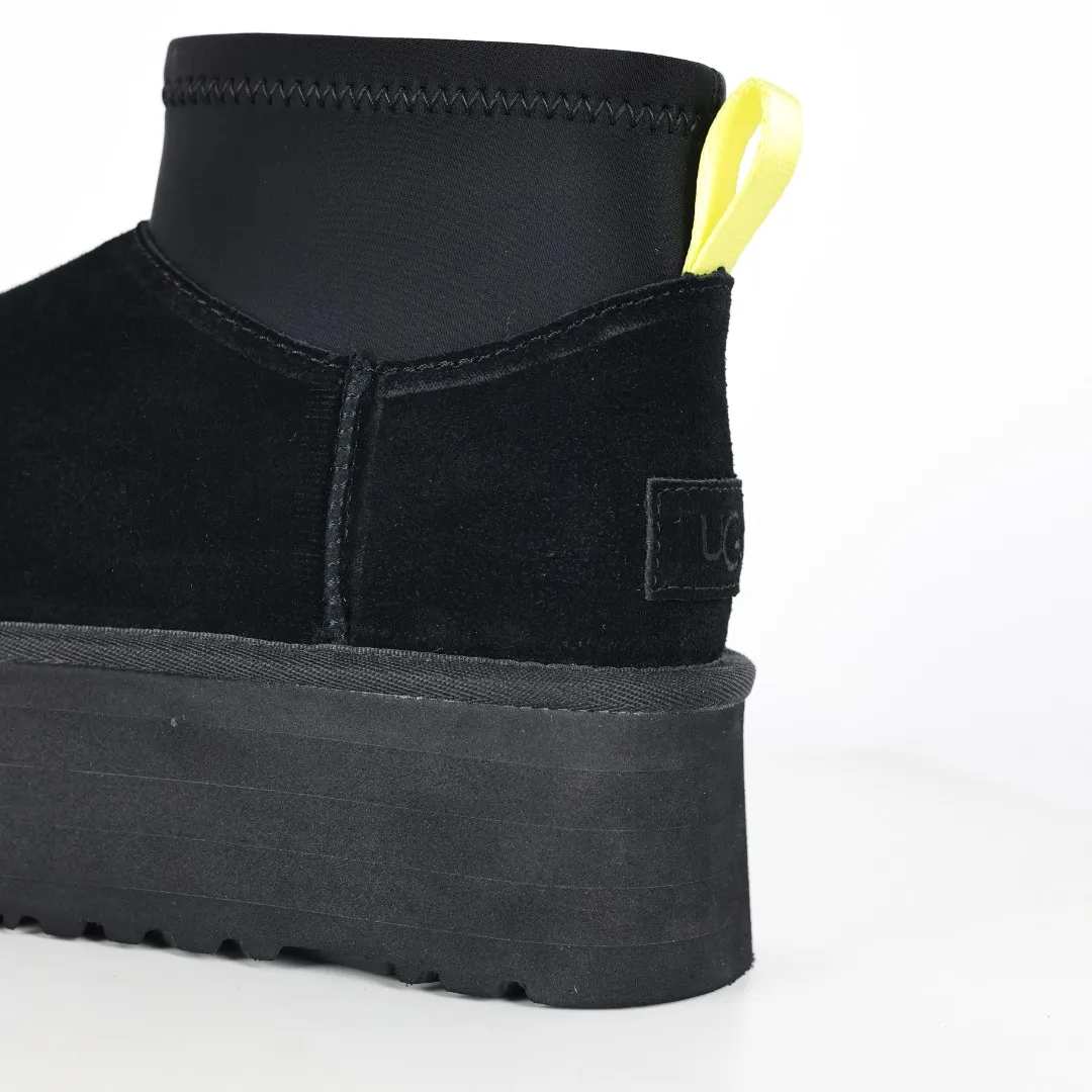 Pick up locally 💰600 Core recommended good price It is a very suitable choice for home furnishings. In the new year, uug launched a series of styles, which are partial to the preferences of young consumers and have also moved to the forefront of fashion trends. Shoe body material: water-repellent coated suede upper, 17 mm UGGPURE™ implantable wool insole, lightweight non-slip and comfortable rubber outsole, with brand LOGO and trademark, with full packaging Size: 35 36 37 38 39 40